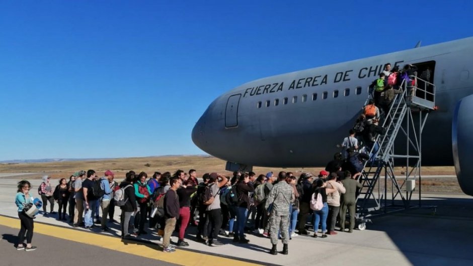 82 estudiantes de Aysén regresaron a sus establecimientos de educación superior fuera de la región en un avión de la FACH. (Foto: @FACh_Chile).