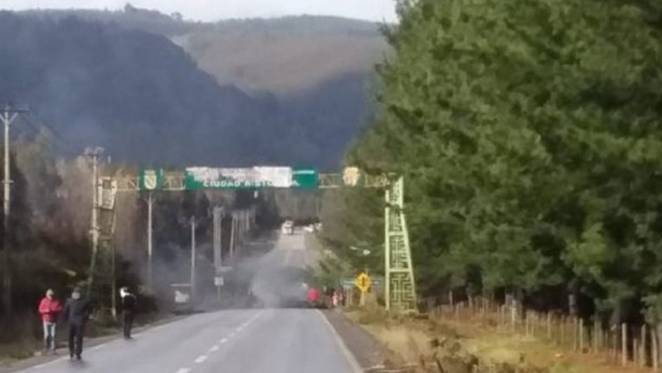 Un grupo de comuneros mapuche cortó la ruta P60R. (Foto: Cedida a RBB). 